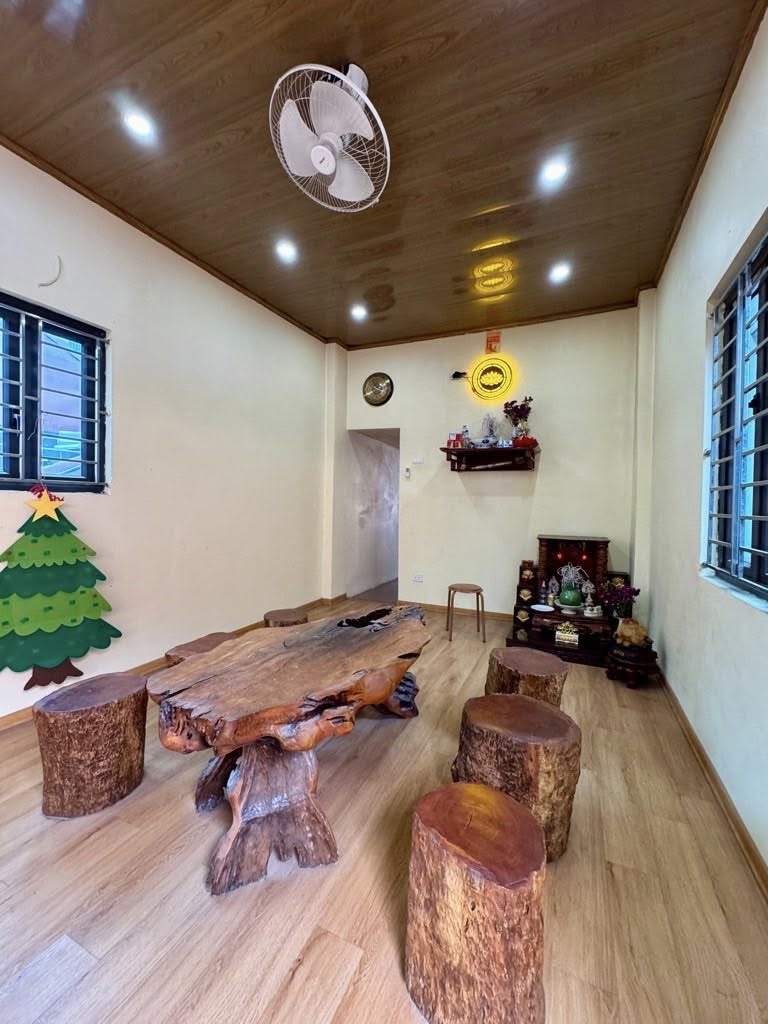 Nhà phố Hồng Hà 49m² xây 4 tầng, 2 bước ra phố lớn, chủ nhà bán