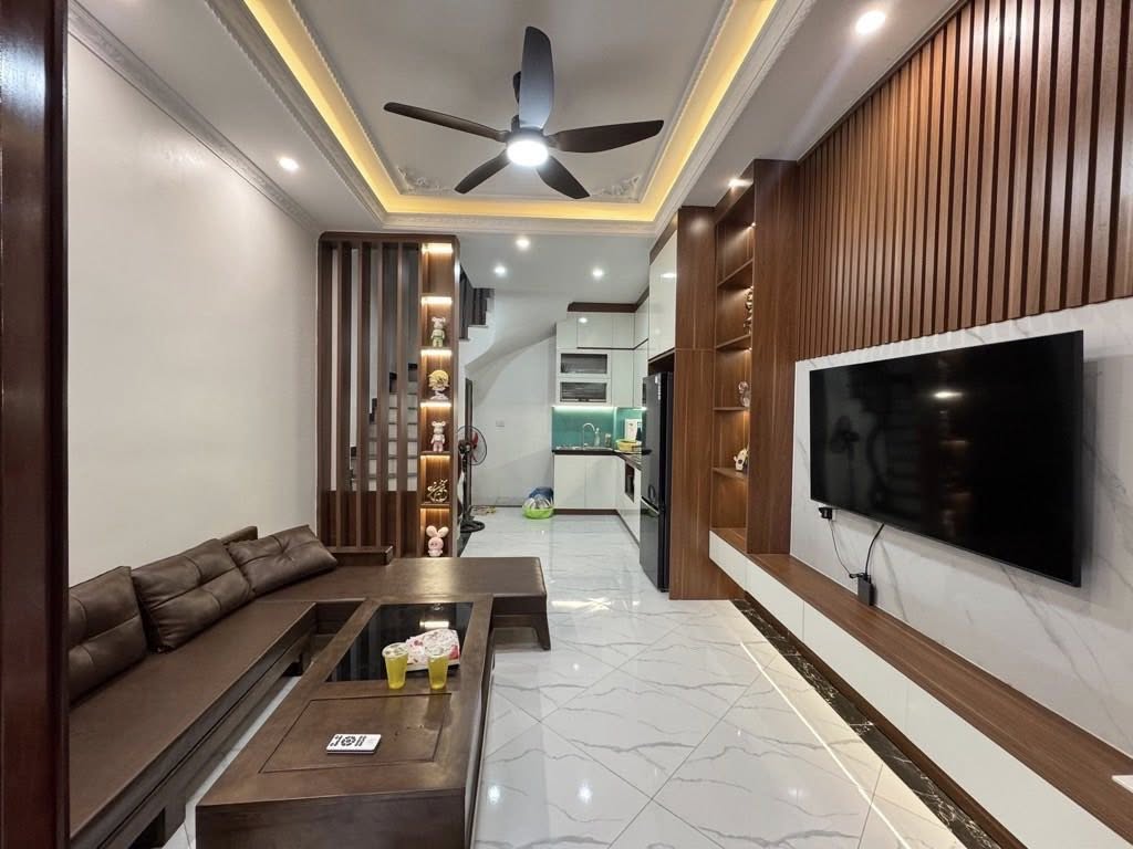 Nhà Hoàng Mai 34m², 5 tầng, 1 bước ra ô tô tránh, tặng full nội thất xịn sò