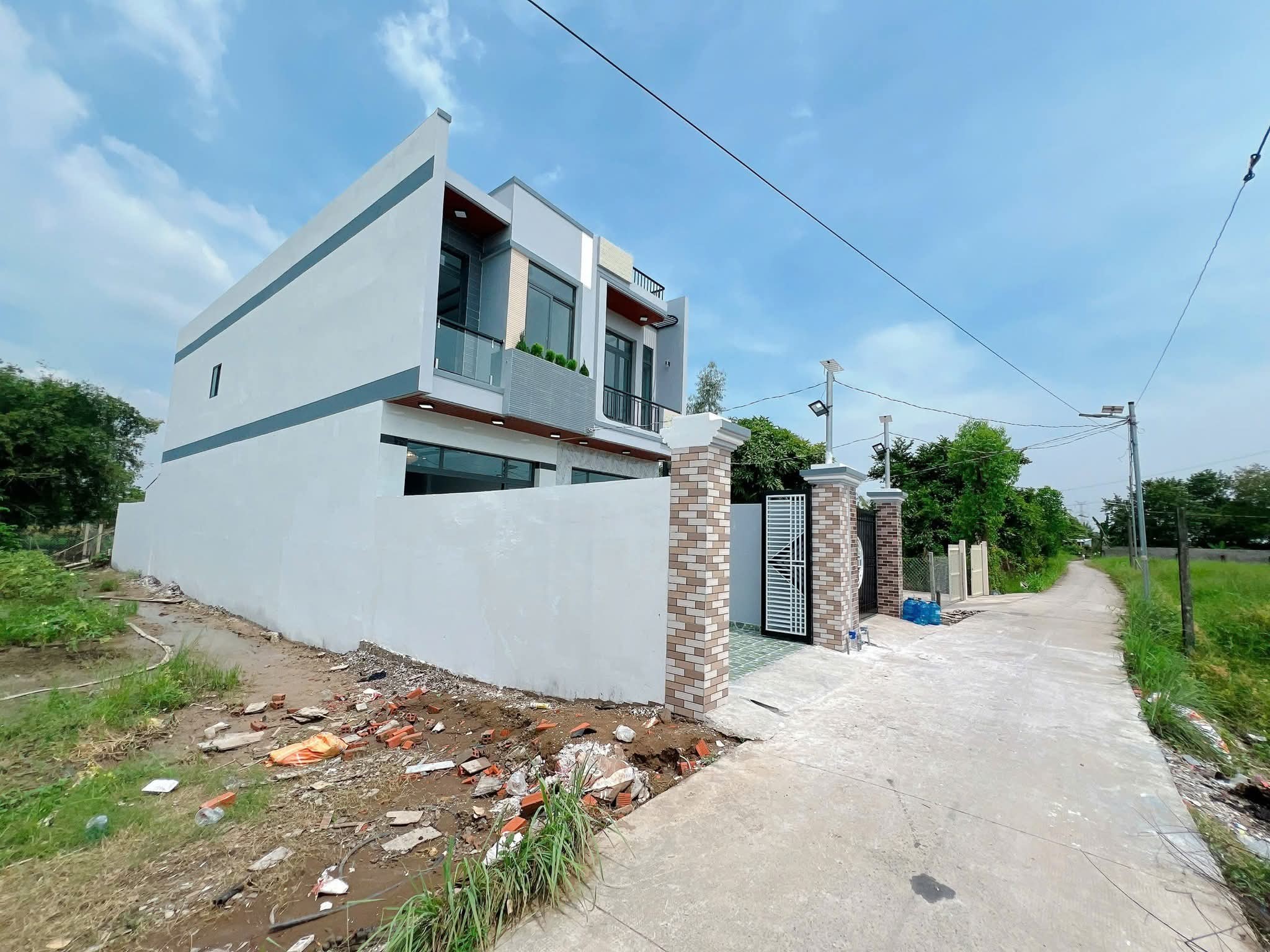 Nhà 1 trệt 1 lầu 120m² - Xe hơi thông thoáng - Giá 1.95 tỷ