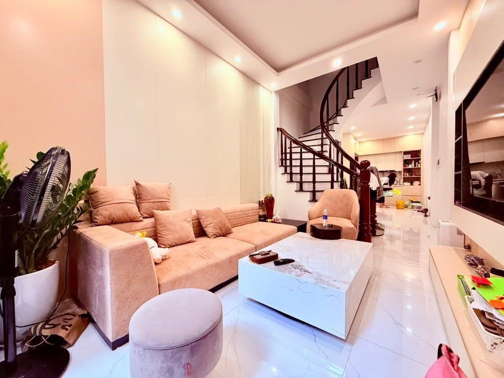 Nhà đẹp Lạc Long Quân tặng toàn bộ nội thất, chỉ 11 tỷ