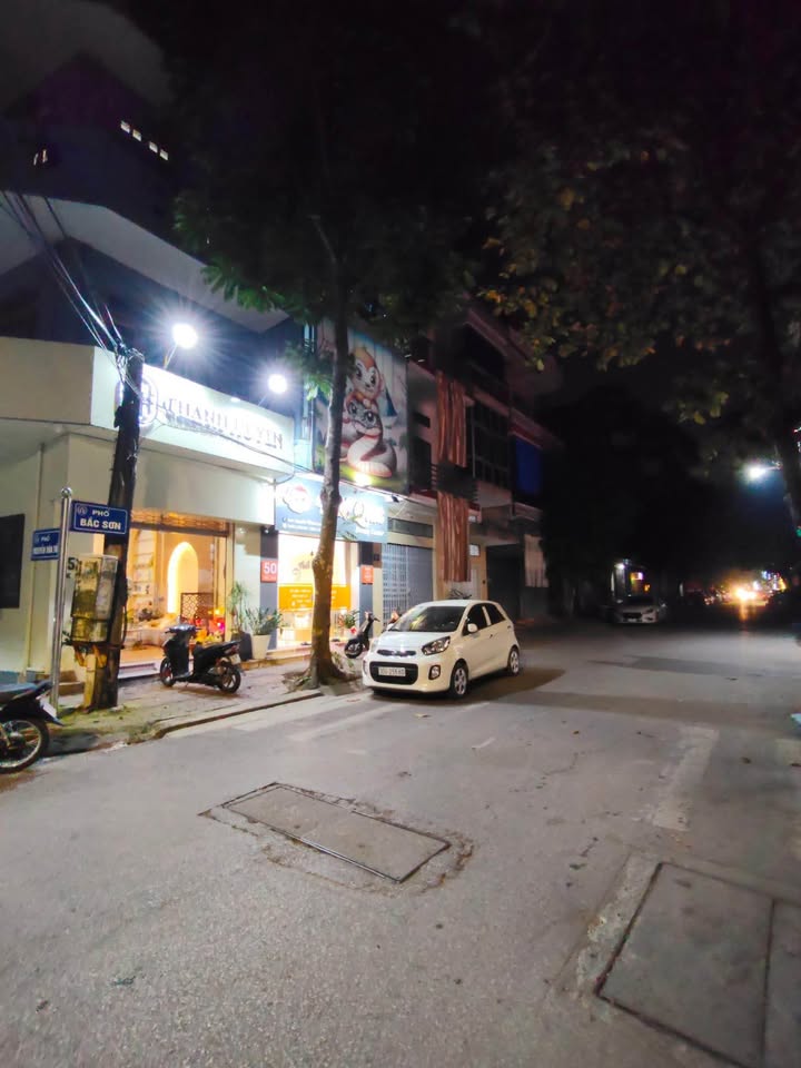 Nhà mặt phố Điện Biên Phủ, 106m2, 5 tầng, có thang máy, hướng Đông Nam mát rượi