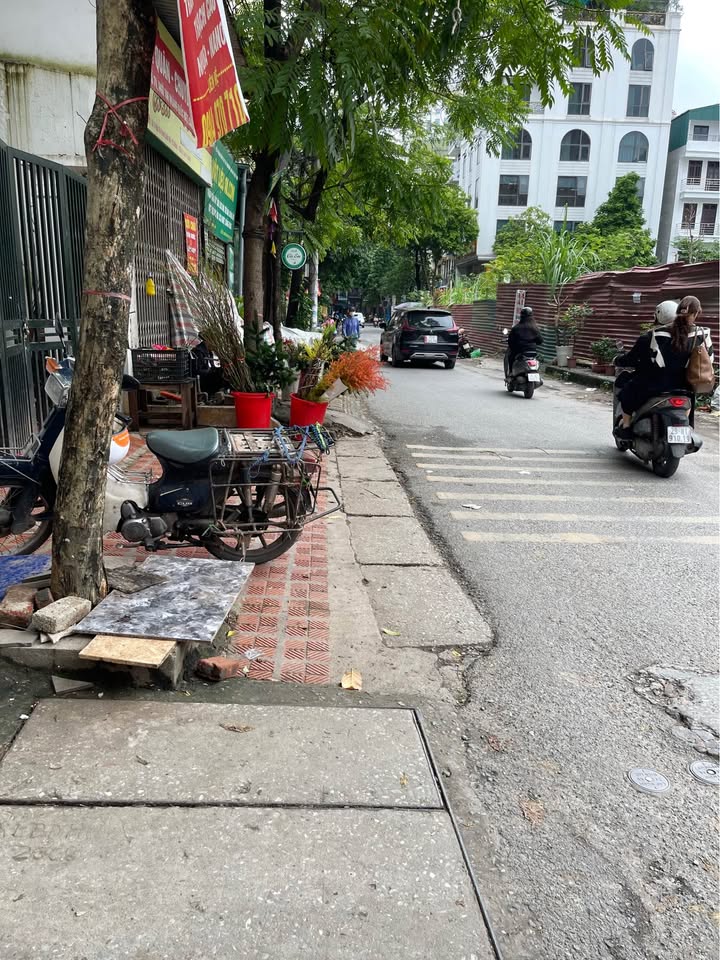 Nhà 5 tầng Hoàng Quốc Việt, 2 mặt ngõ ô tô tránh, kinh doanh sầm uất, diện tích 83m2