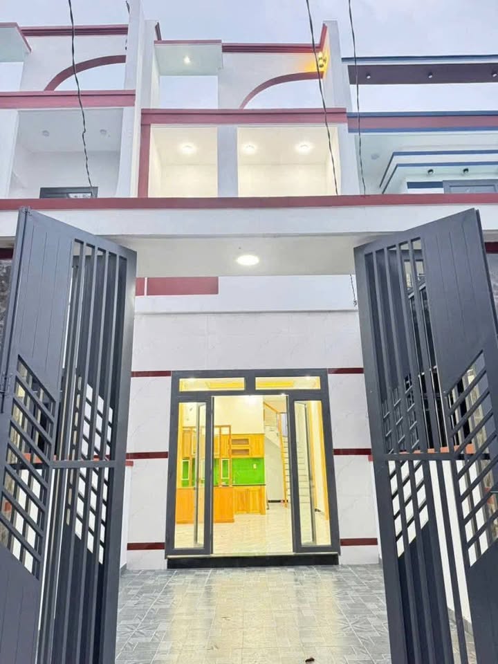 Bán nhà phố 4m x 18m, 3 phòng ngủ, sổ hồng riêng, gần chợ, trường học, Bình Dương