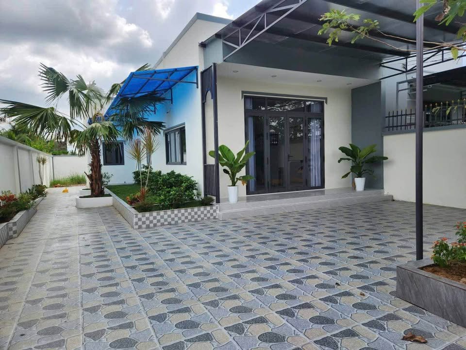 Biệt thự mini 300m2, kiến trúc hiện đại, full nội thất, sân vườn rộng khu Nhật Linh, Bến Tre