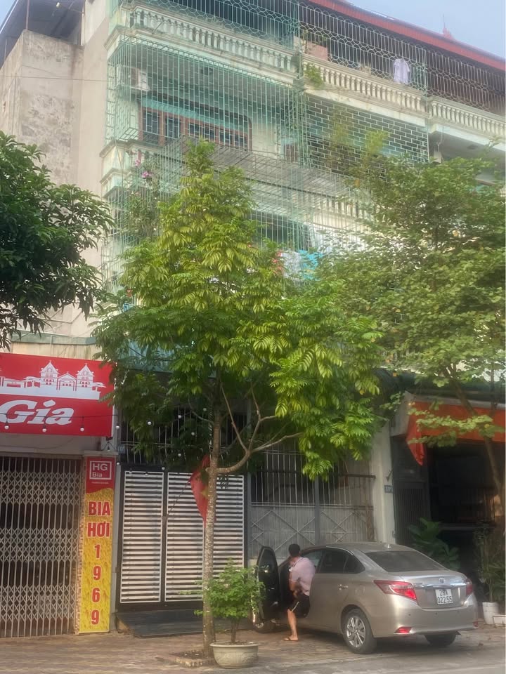 Nhà 4 tầng mặt tiền rộng, vị trí đắc địa, sổ đỏ 51m², thực tế 80m², Hòa Bình