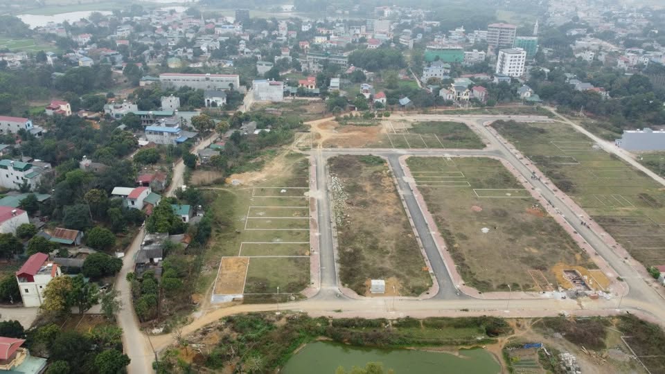 Bán nhanh đất tái định cư 96m2, sổ đỏ sẵn, kinh doanh tốt tại Ba Vì, Hà Nội