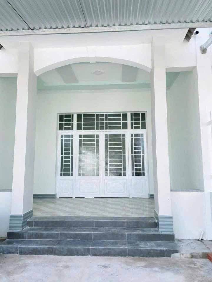 Ba căn nhà liền kề ven Bến xe Bến Tre, 330m2 đất, 2,5 tỷ, có dòng tiền cho thuê