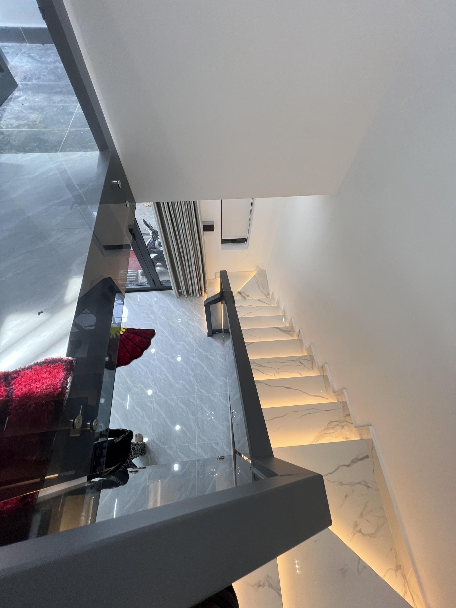 Bán nhà mới đẹp 2 tầng ở ngay, gần MT Âu Cơ, TB. 5,5x6m. Chỉ 4 tỷ 75