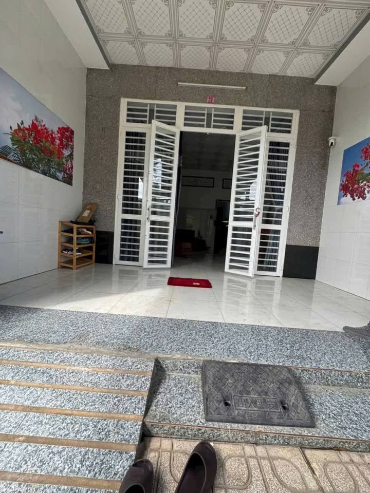 Nhà kiên cố 5x28m, 2 ngủ, sân ô tô, giá tốt phường Bình Minh