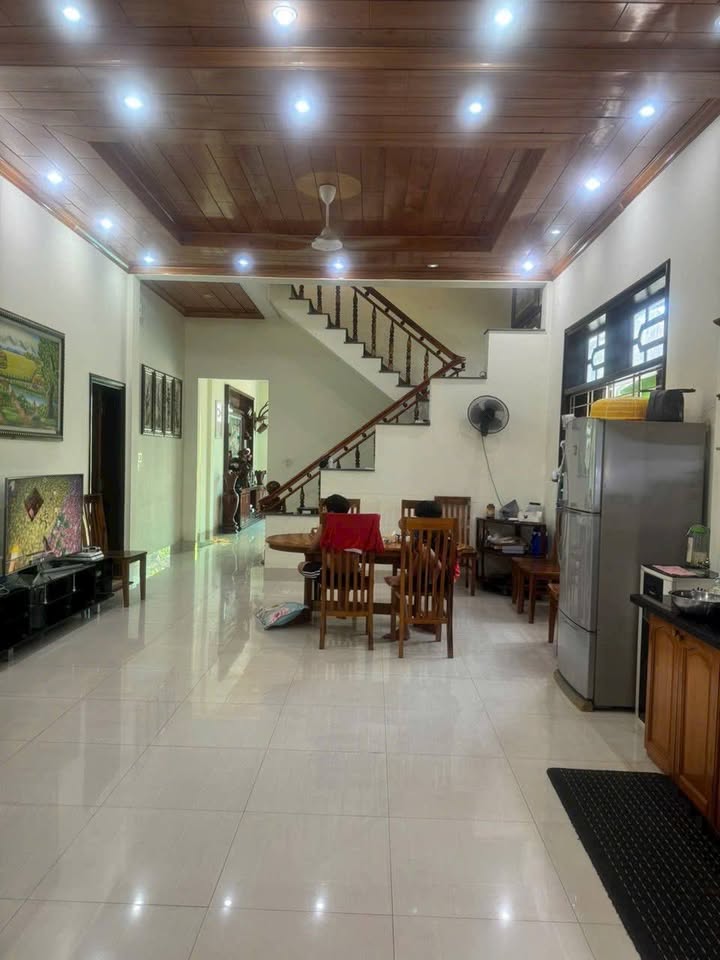 Bán nhà phố Nha Trang, sổ hồng trao tay, nội thất gỗ sang trọng.