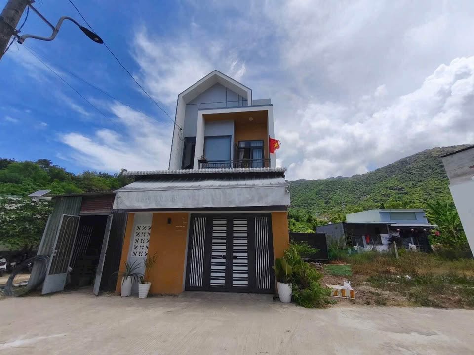 Nhà 2 tầng tâm huyết hẻm xe hơi, tặng full nội thất, dòng tiền ổn định