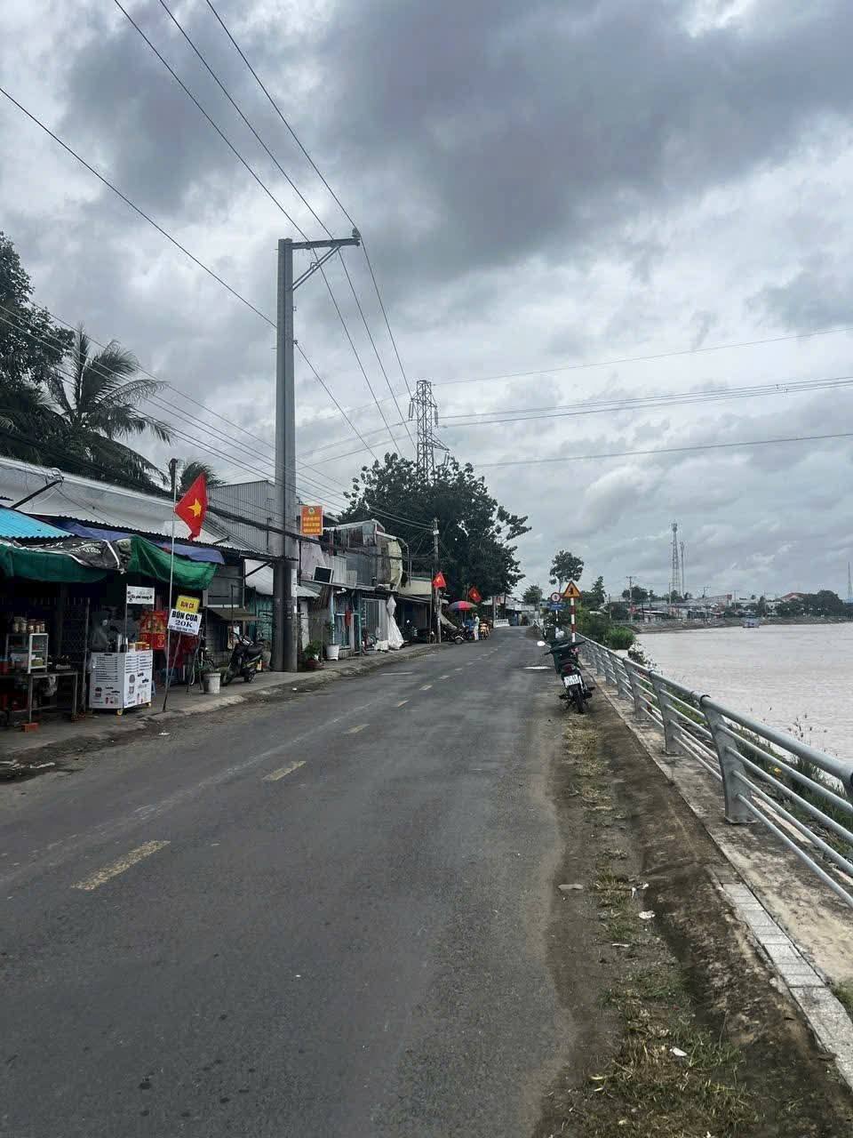 Bán nhà 1 trệt 1 gác gỗ, 97,3m2 nở hậu, đường Võ Văn Hoài, thành phố Long Xuyên, An Giang