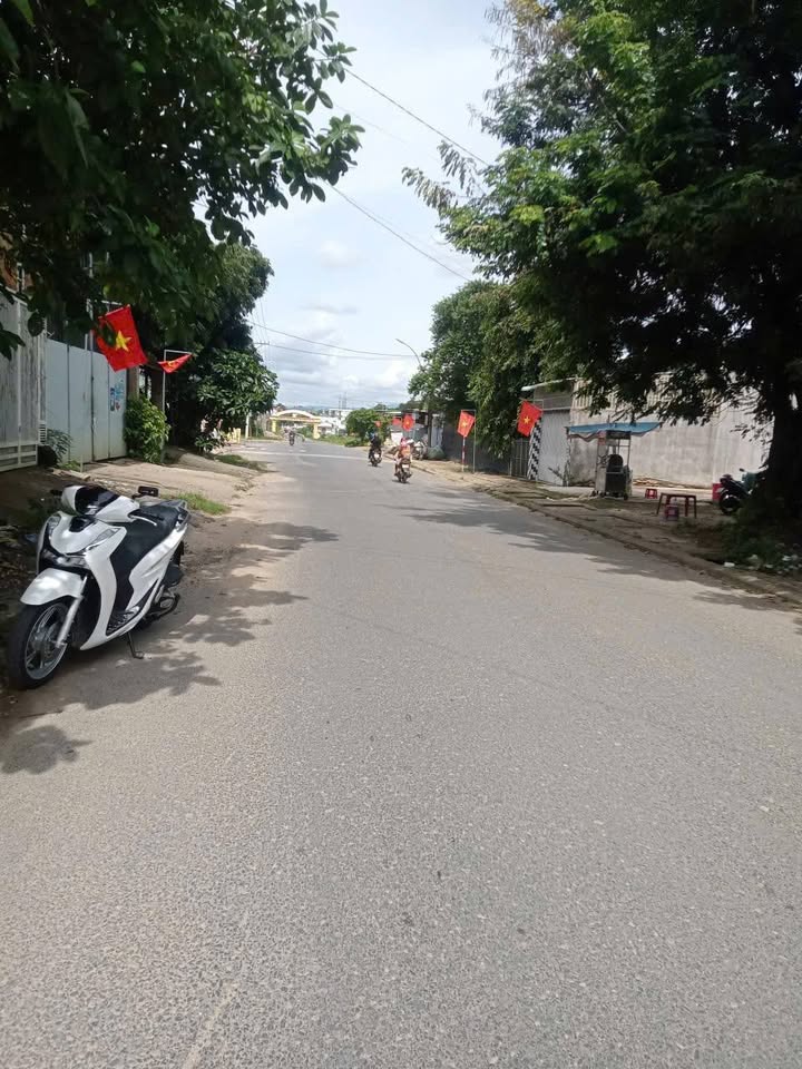 Đất vàng Kon Tum mặt tiền kinh doanh, tặng nhà cấp 4, sổ đỏ full thổ cư