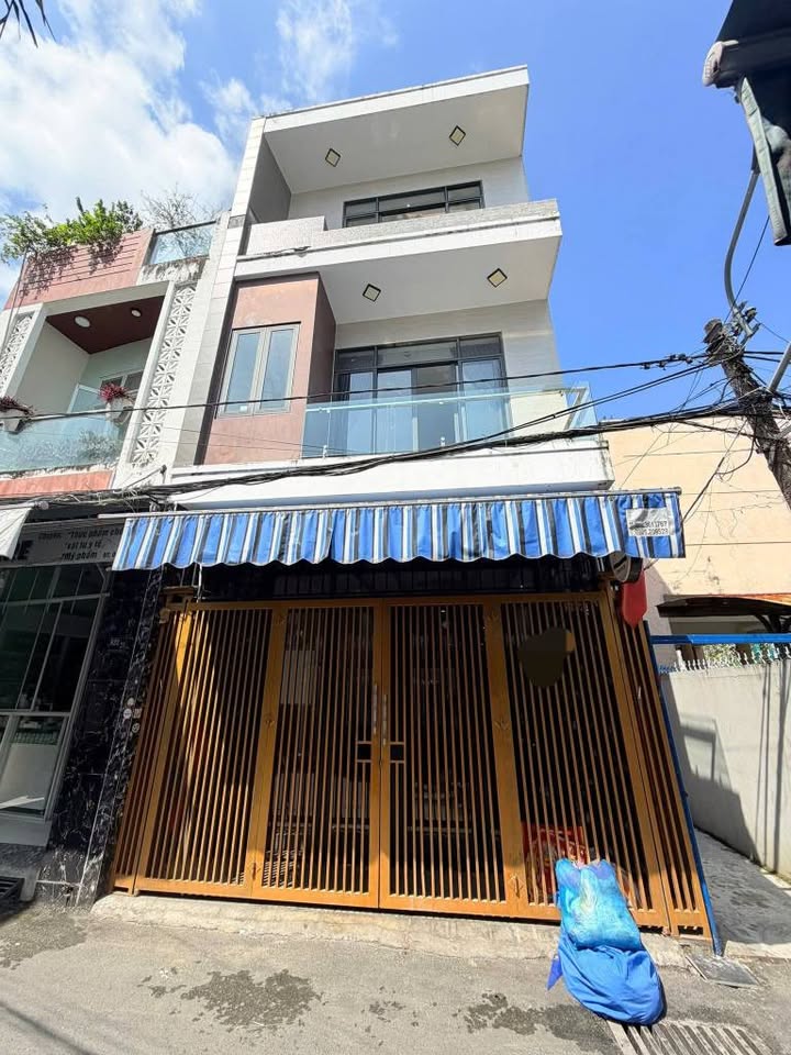 Nhà 2 mặt kiệt Huỳnh Ngọc Huệ, 3 tầng đúc, ô tô đậu cửa, 65m²