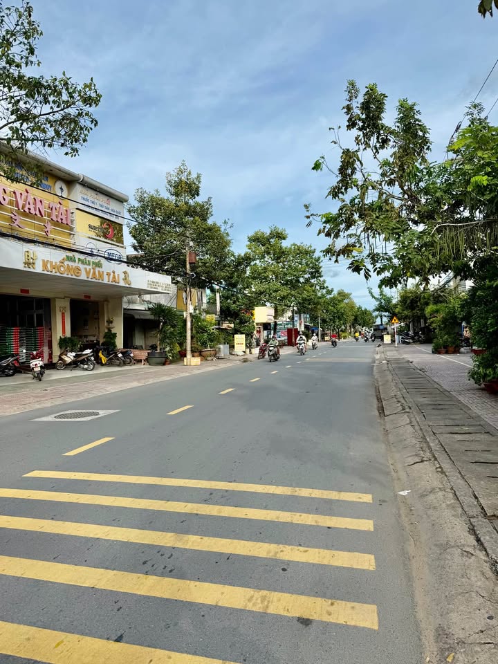 Chào bạn, chúng tôi đang có một lô đất mặt tiền đường Hùng Vương, gần Cầu Long Bình