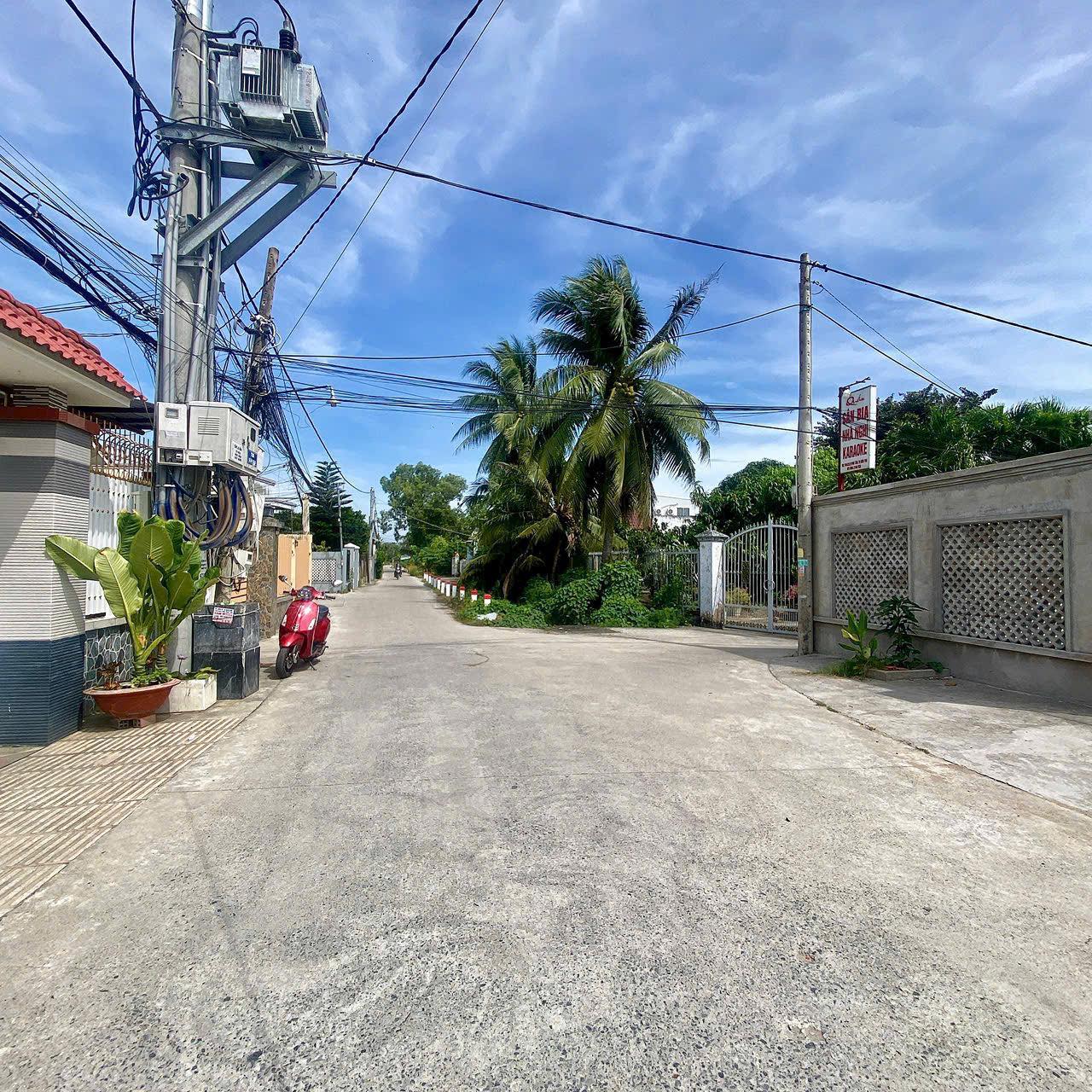 Nhà Phú Tân giá rẻ chỉ 870 triệu, cách hẻm sân bia 100m