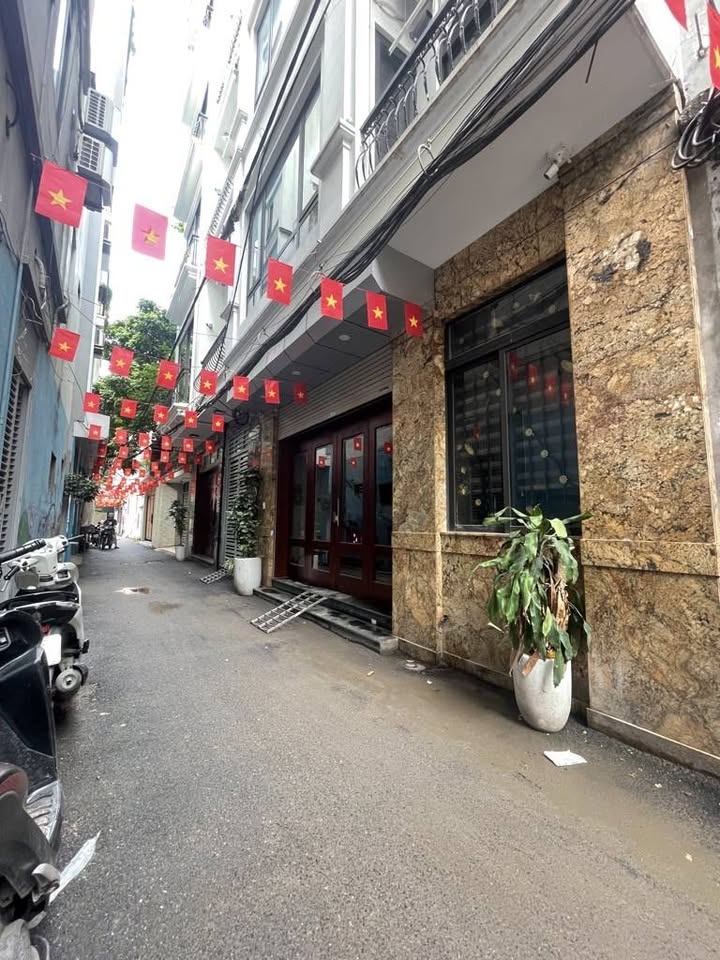 Ngôi nhà mơ ước tọa lạc tại Tứ Liên, Tây Hồ, Hà Nội, nổi bật với 5 tầng thang máy