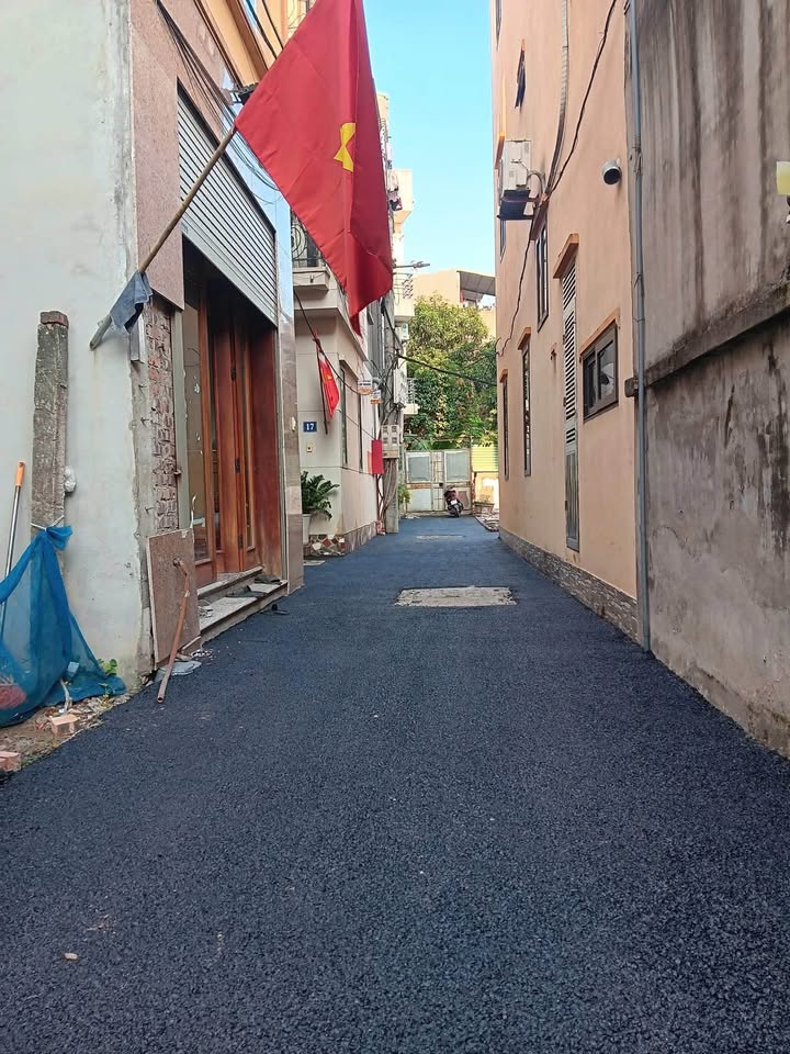 Nhà Tọa lạc tại con ngõ 83/21 Phúc Lợi, một khu vực yên bình của Hà Nội