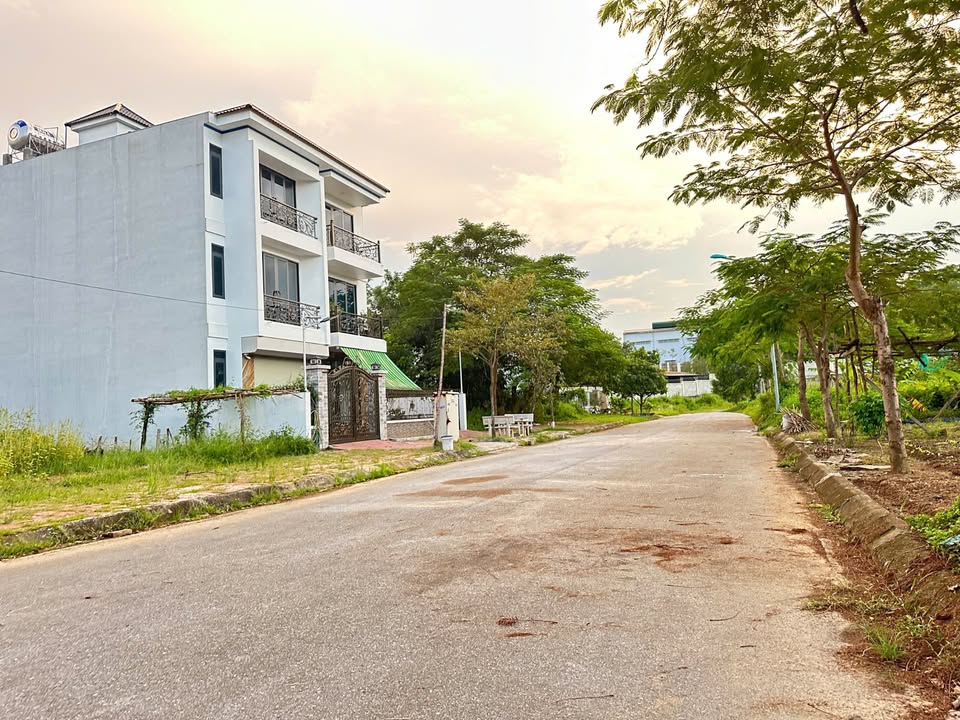 Đất biệt thự Nam Đầm Vạc, 200m2 vuông vắn, mặt tiền 12,5m, đối diện công viên, sổ hồng sẵn sàng