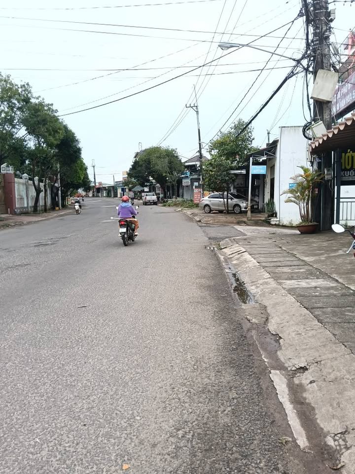 Cháy phố Trường Sơn, Gia Lai đất vàng 9.5m x 50m, nhà cấp 4 ở ngon, giá chỉ 5 tỷ