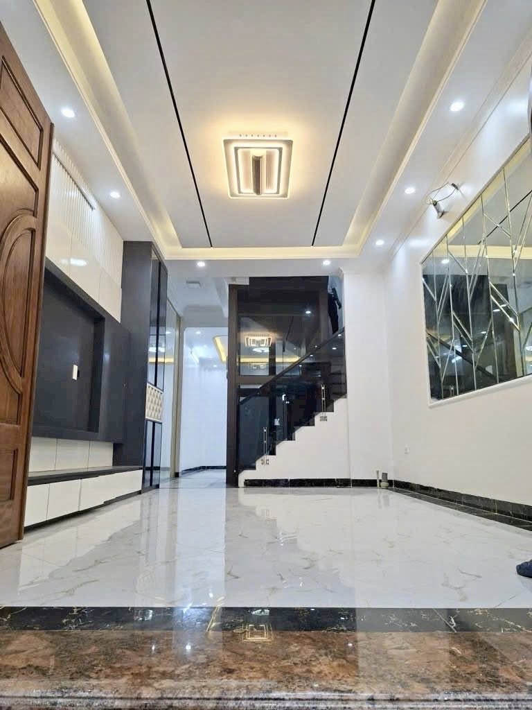 Nhà 5 tầng có thang máy, ô tô đỗ cửa tại phố Âu Cơ, Tây Hồ, Hà Nội