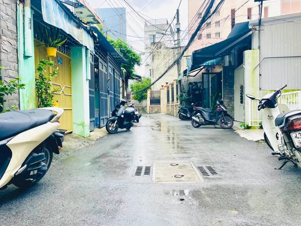 Nhà 3 tầng 143m2 mặt tiền hơn 5m, gần biển