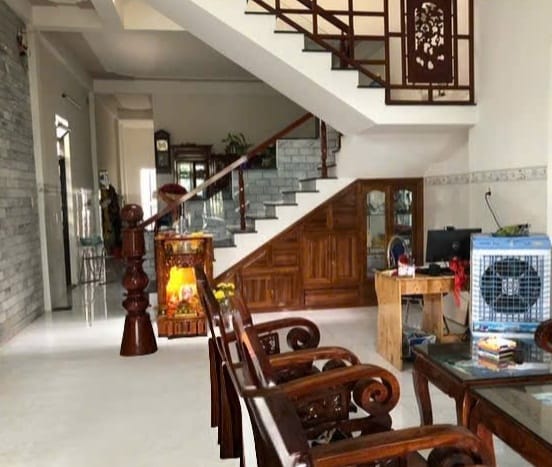 Nhà hai tầng mới xây, sân ô tô, gần mặt tiền Quang Trung, Quảng Ngãi