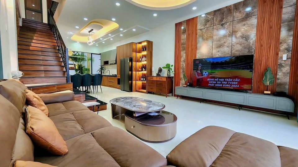 Nhà đẹp full nội thất hẻm nhựa Y Wang, gần cổng chào