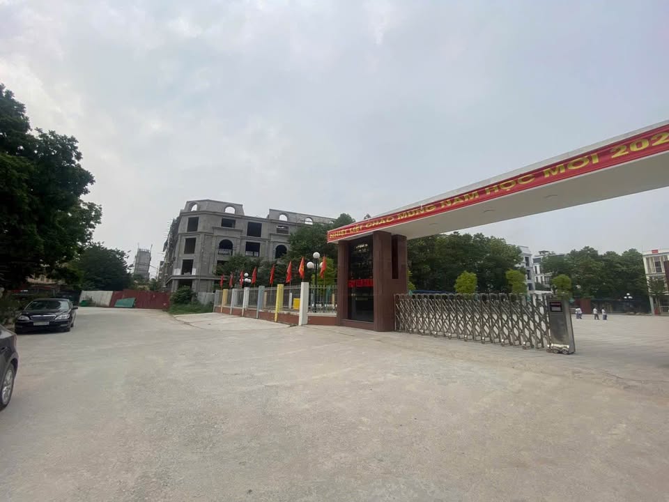 Đất vàng Phố Nối 80m2, giá hời như mơ, đối diện cổng trường