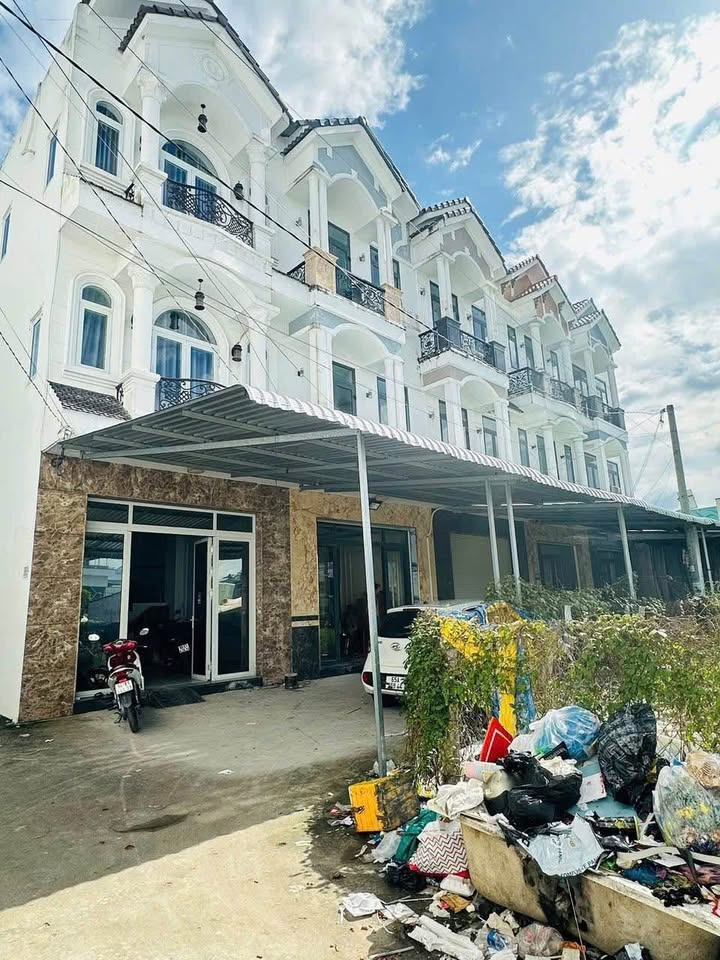 Nhà 1 trệt 1 lầu khang trang, lộ giới rộng thoáng, đón sinh khí an khang