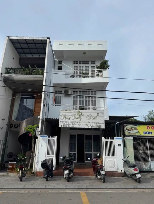 Bán nhà 3 tầng mặt tiền đường Nguyễn Công Trứ, ngay khu Phố Tây, thành phố Huế