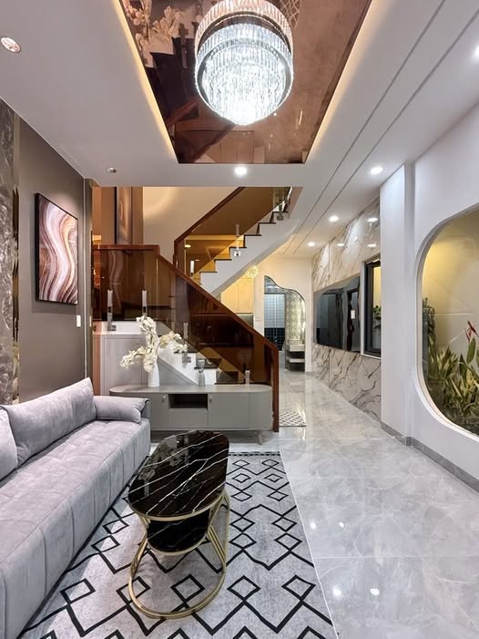 Chào mừng quý vị đến với cơ hội sở hữu căn nhà 2 tầng kiên cố tại mặt tiền Phan Văn Trị, Phường 11, quận Bình Thạnh