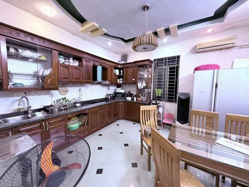 Nhà Ngọc Thụy 52m2, 5 tầng, dân xây chắc chắn, giá hời