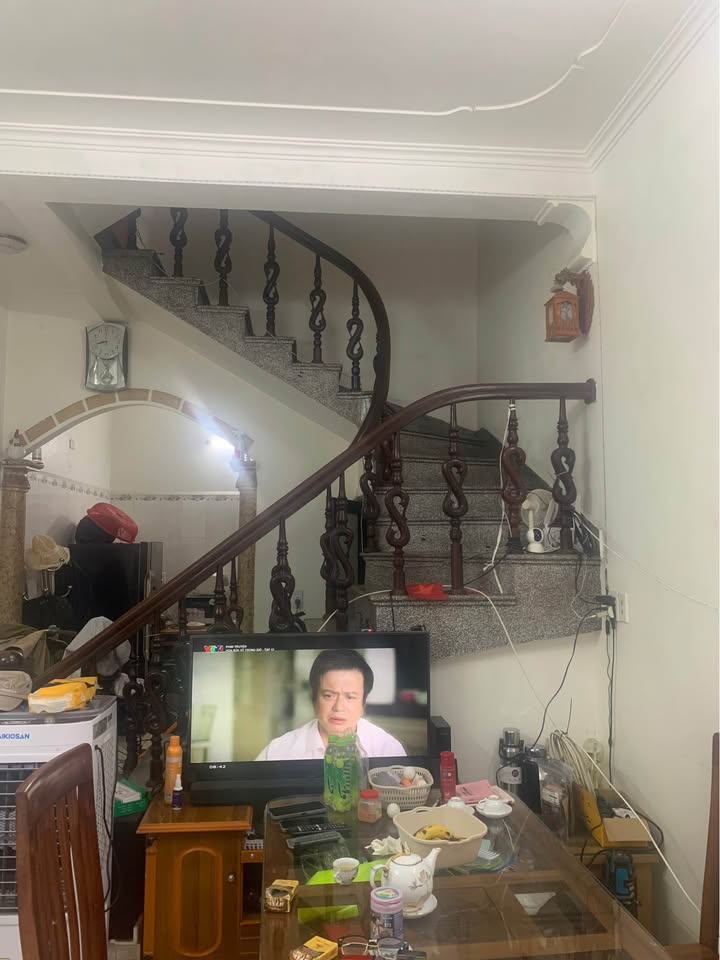 Nhà 2,5 tầng chợ Bồ Xuyên, ô tô đỗ cửa, gần chợ, 40m2, giá nhỉnh 2 tỷ