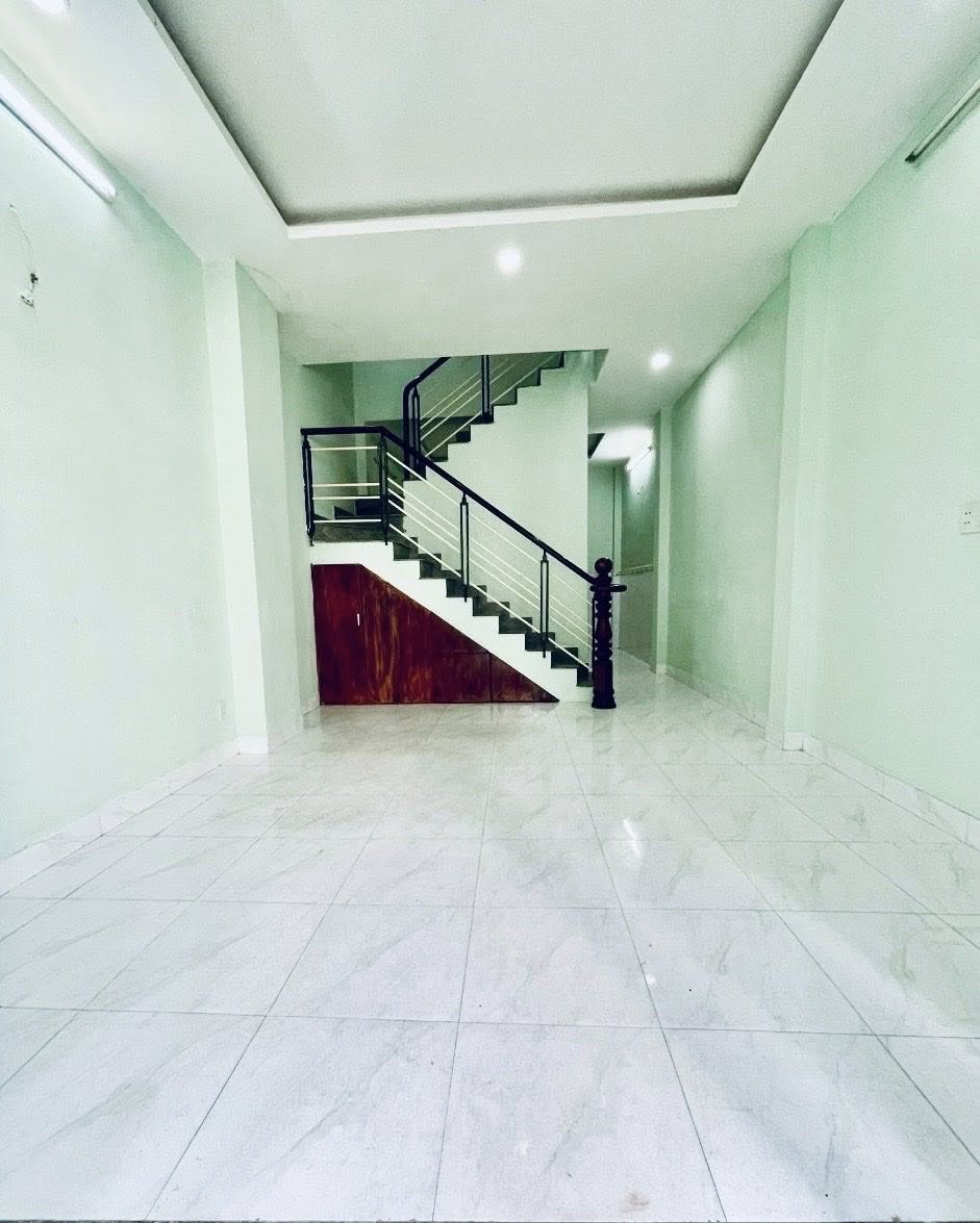 Dinh thự cổ kính, hẻm rộng thoáng, gần ngã tư sầm uất