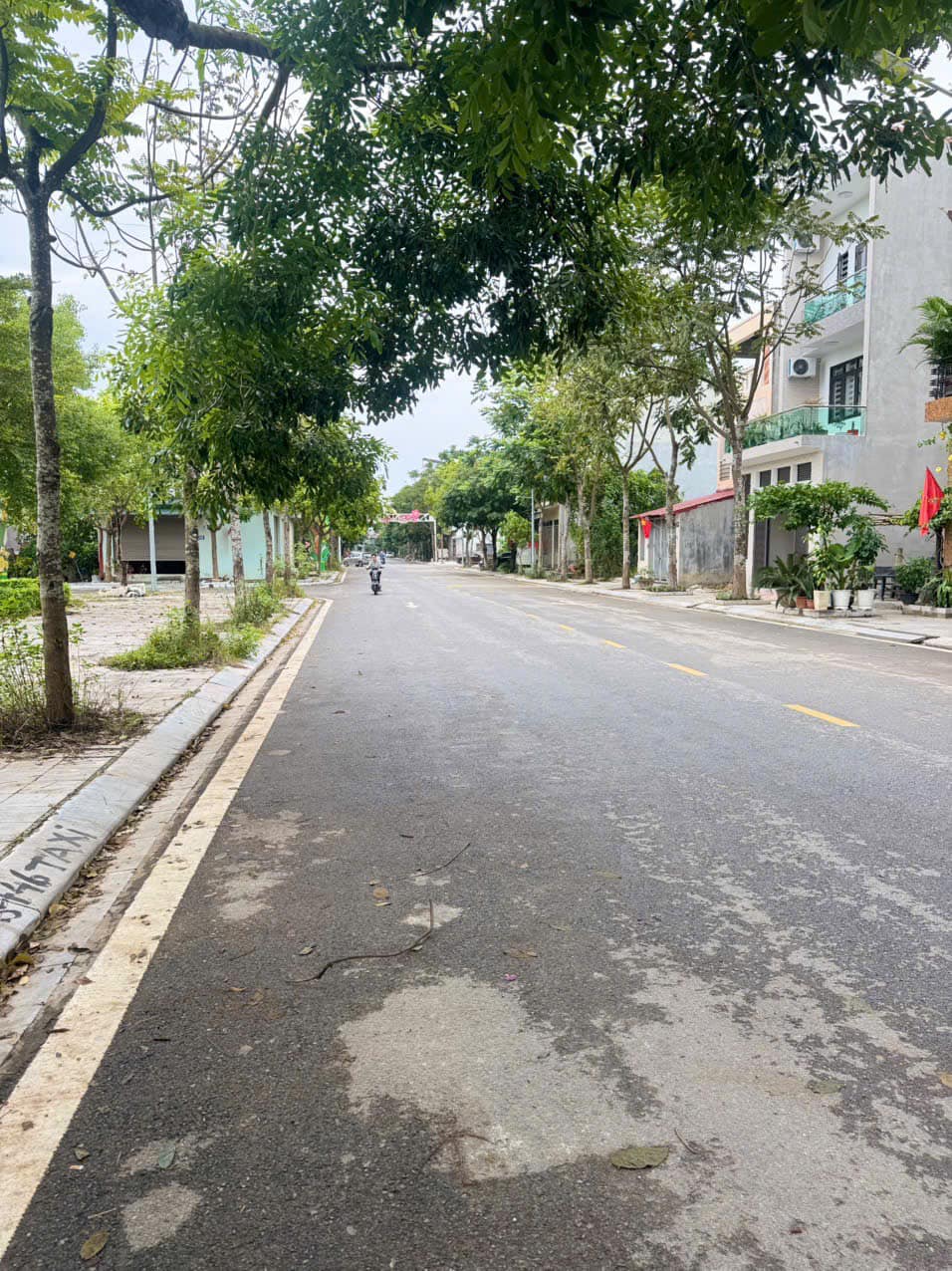 Nhà 3 tầng 100m2 mặt tiền 5m, 4 ngủ, đối diện vườn hoa, Vĩnh Yên