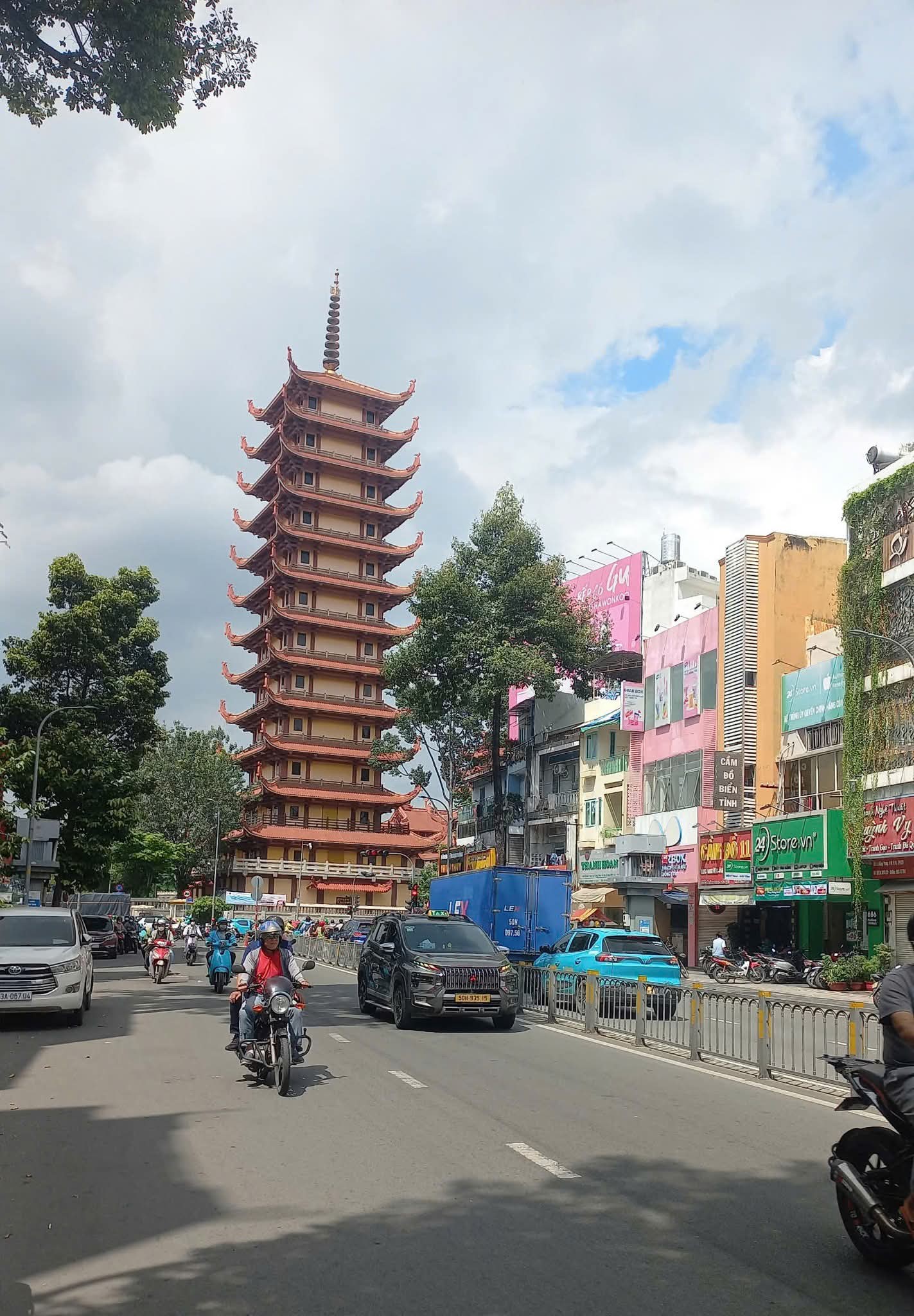 Nhà 4 tầng đẹp như mơ gần vòng xoay Lý Thái Tổ 55,4m2