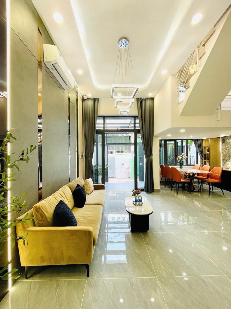 Nhà phố xây dựng kiên cố, 1 trệt, 1 lửng, 2 lầu, mái bê tông cốt thép, tọa lạc tại hẻm xe ba gác thông