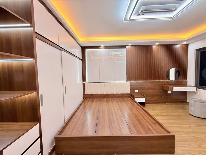 Nhà Trương Định Hoàng Mai 5 tầng đẹp, sân riêng, ngõ thông, 4 ngủ