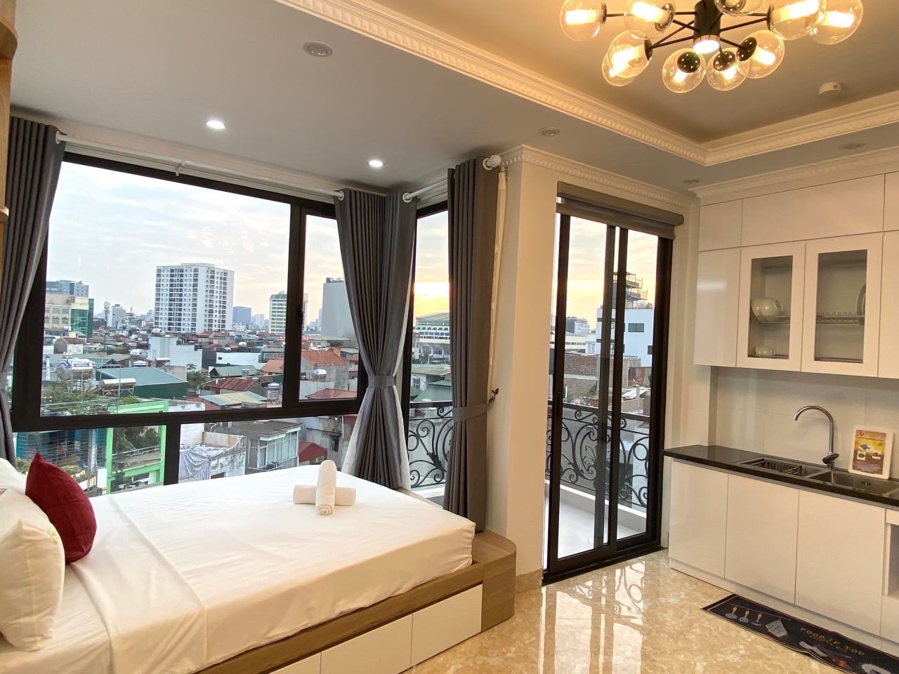 Căn hộ studio studio đầy đủ tiện nghi, ban công view đỉnh tại Văn Cao, Ba Đình