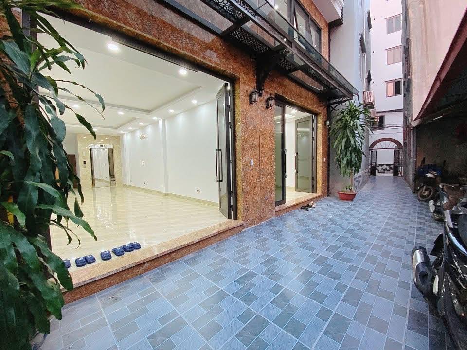 Nhà 6 tầng Hoàng Mai thang máy, ô tô lọt cửa, giá hời