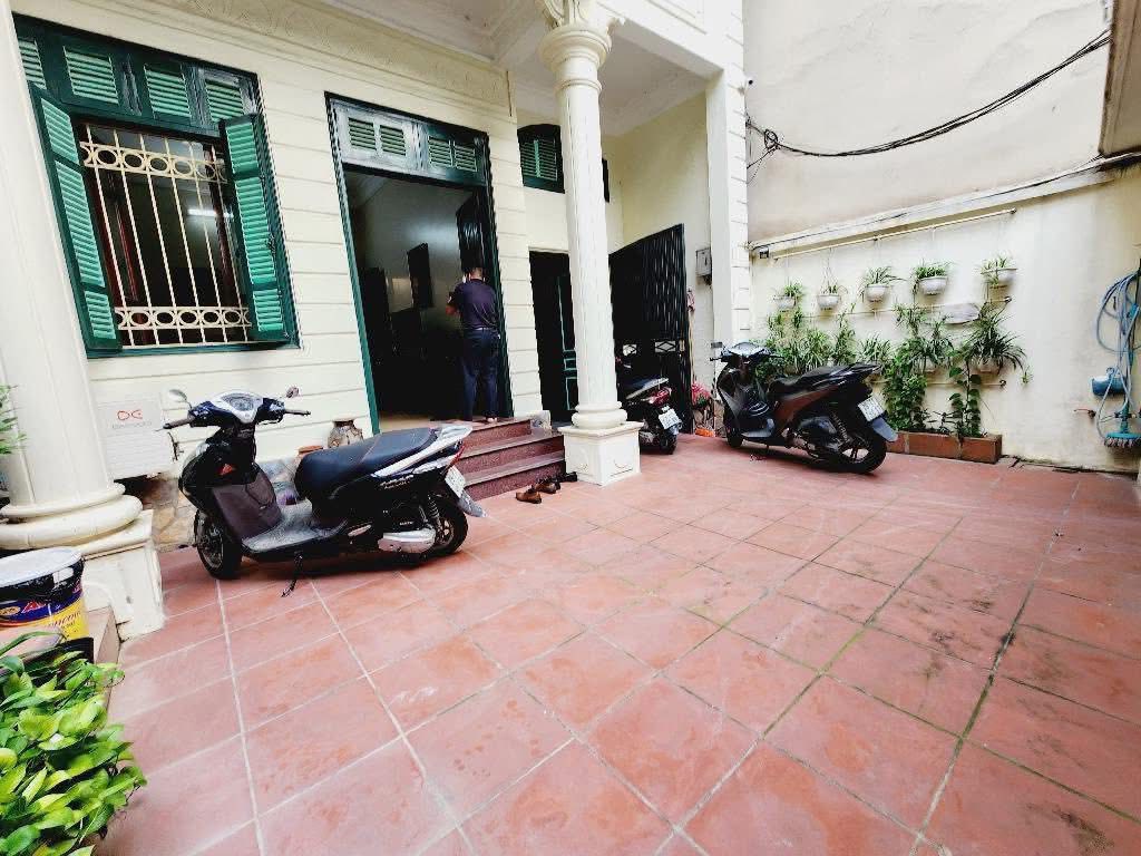 Bán nhà Cầu Giấy 110m², 4 tầng, mặt tiền 6,8m, ô tô vào nhà, ngõ thông