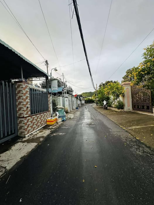 Đất mặt tiền đường nhựa, ngang 5m, giá 1.8 tỷ tại Long Hải