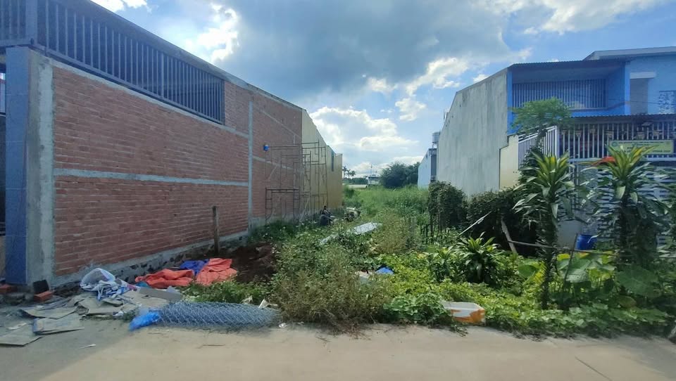 Cần bán lô đất hiếm có với chiều dài lý tưởng 5m x 60m, tổng diện tích 300m2