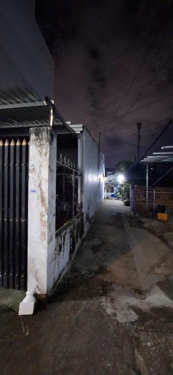 Đất Quận 12, mặt tiền 8m, tặng nhà cấp 4, giá chỉ 3.3 tỷ