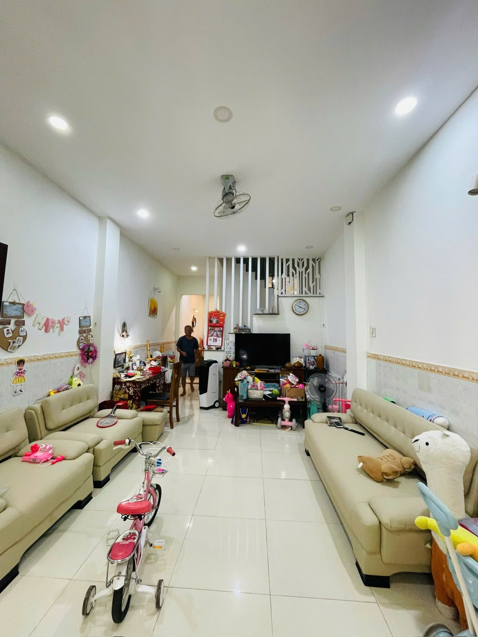 Nhà 2 tầng bê tông cốt thép hẻm thông gần mặt tiền, công viên làng hoa, sẵn sàng đón bạn về dinh