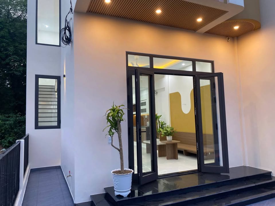 Nhà đẹp 2 tầng, vị trí cách cầu Lim 800m