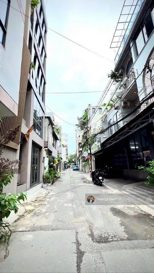 Tọa lạc tại khu vực đắc địa của Phường Đa Kao, Quận 1, căn nhà phố cổ kính này mang đến một không gian sống lý tưởng