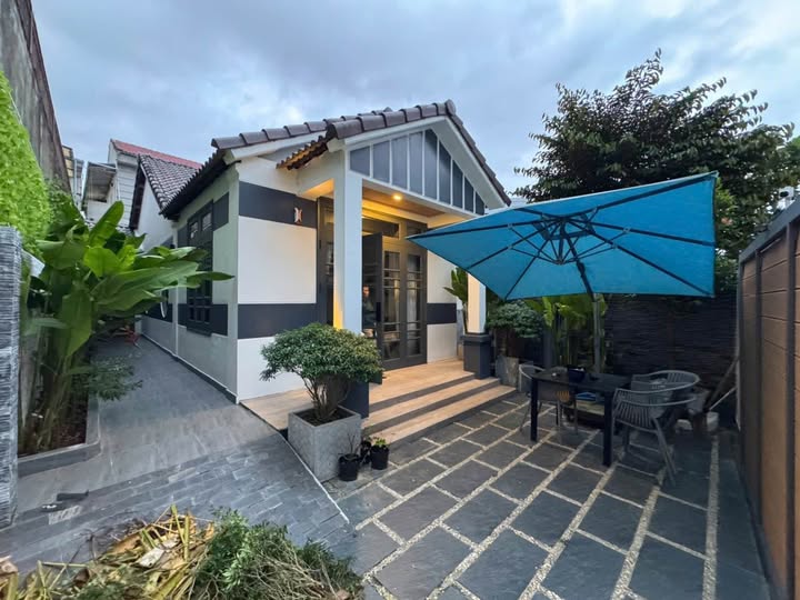 Tọa lạc tại Cẩm Thanh, Hội An, ngôi nhà này mang vẻ đẹp hoài cổ, là chốn đi về bình yên giữa lòng phố cổ