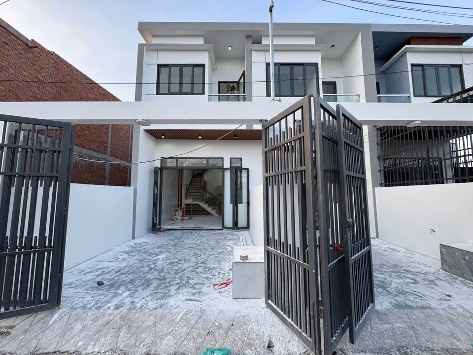 Nhà lầu mặt tiền kinh doanh 85m², sổ riêng, 3 phòng ngủ, sân ô tô